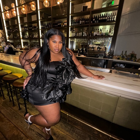 PLUS SIZE BIRTHDAY DRESS FASHION NOVA LUXE BLACK DRESS WITH FLOWERS - Picture 2 of 8